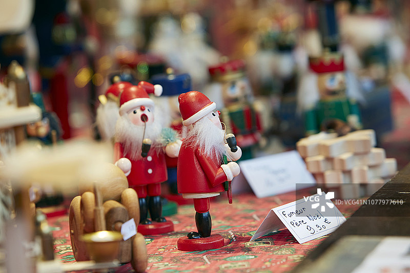 关闭节日玩具在斯特拉斯堡圣诞市场图片素材