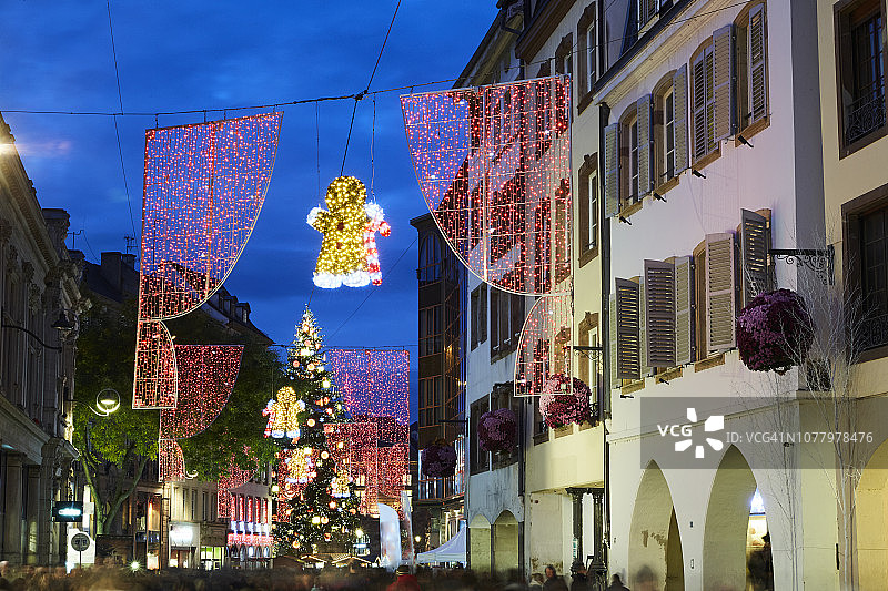 在斯特拉斯堡著名的市场，圣诞彩灯在黄昏时点亮图片素材