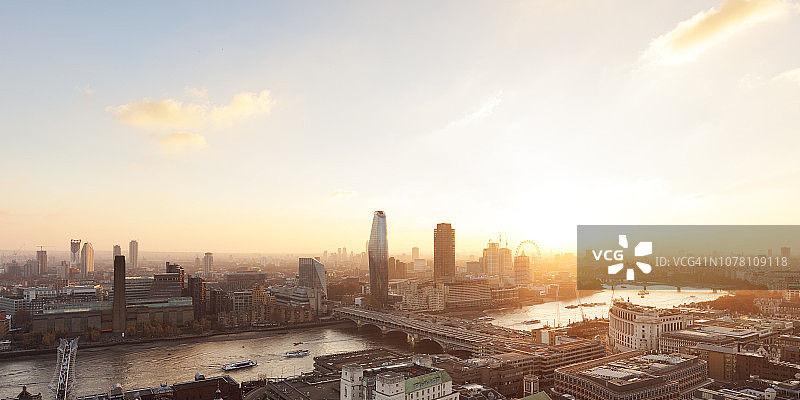 日落时俯瞰伦敦城的全景天线图片素材