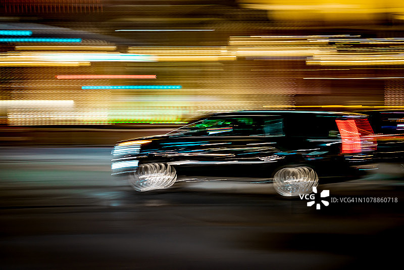 汽车的运动在夜晚的城市街道上变得模糊图片素材