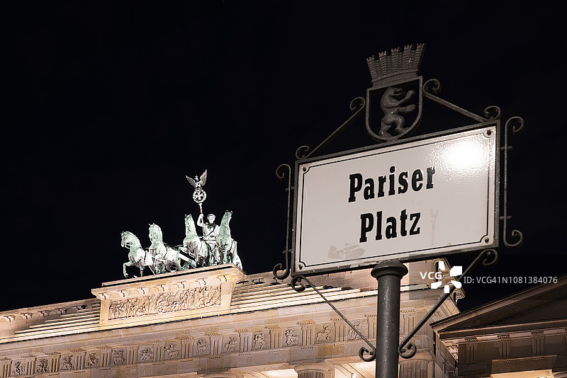 柏林勃兰登堡门上夜晚的Quadriga雕像(德国)图片素材