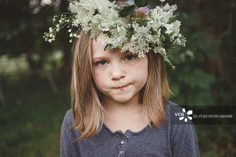 女孩戴着鲜花站在农场的特写肖像图片素材