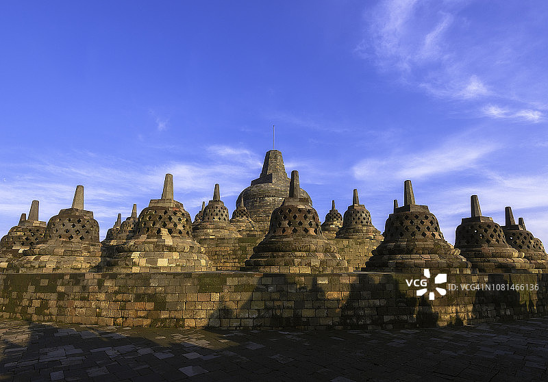 印度尼西亚中爪哇婆罗浮屠的石塔群。图片素材