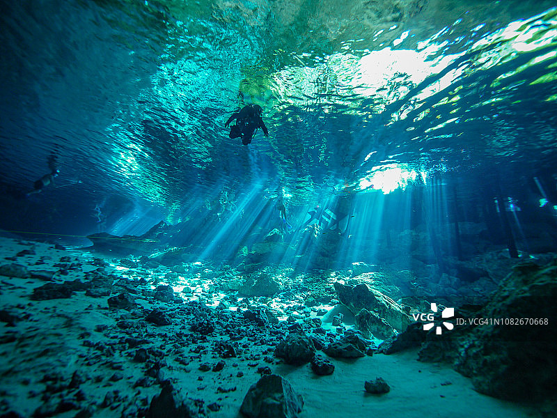 墨西哥坎昆的天然井潜水图片素材