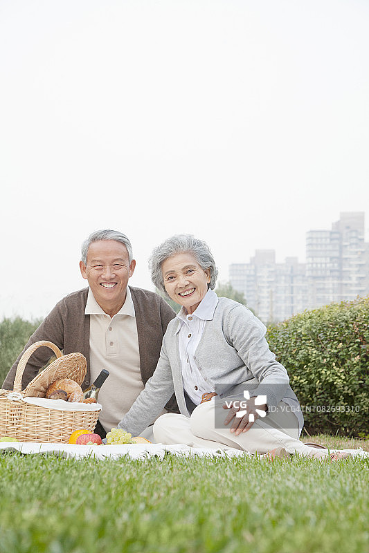 一对中国老年夫妇在城市公园野餐图片素材