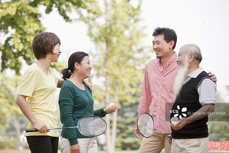 中国家庭在公园里打羽毛球图片素材