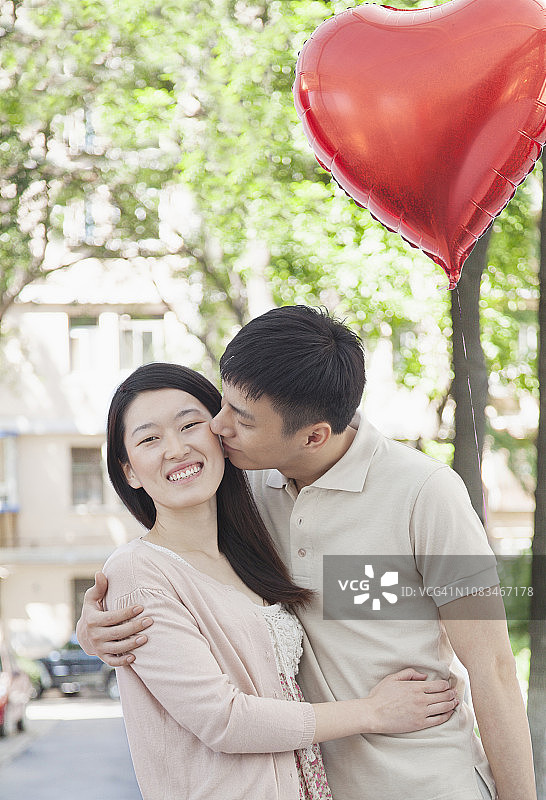 中国男子在情人节亲吻女友图片素材