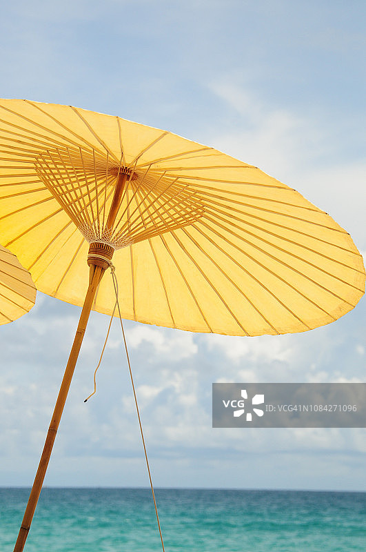 黄色的阳伞图片素材