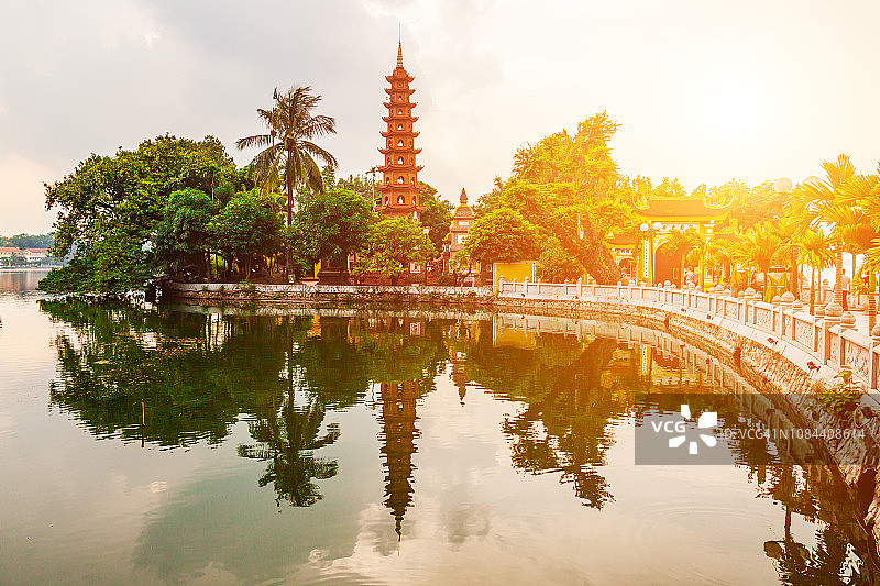 陈国塔——越南河内日落时最古老的寺庙。河内城市。图片素材