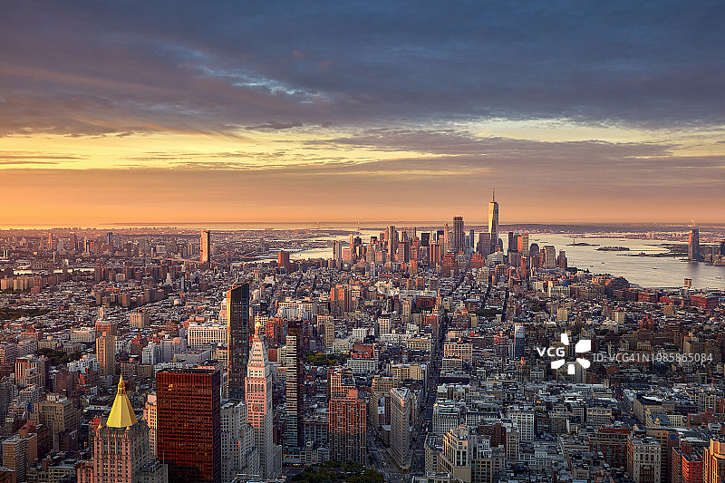 鸟瞰曼哈顿下城天际线在日出，纽约，美国图片素材