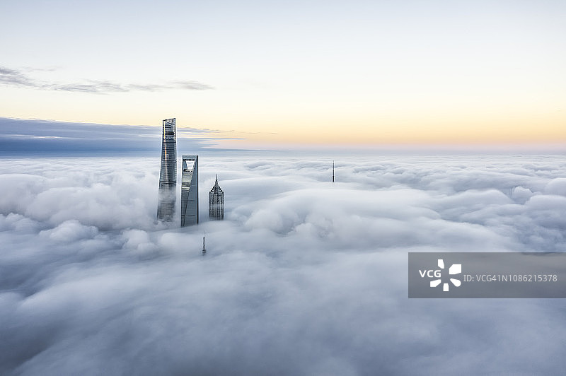 雾中的上海陆家嘴金融区鸟瞰图图片素材