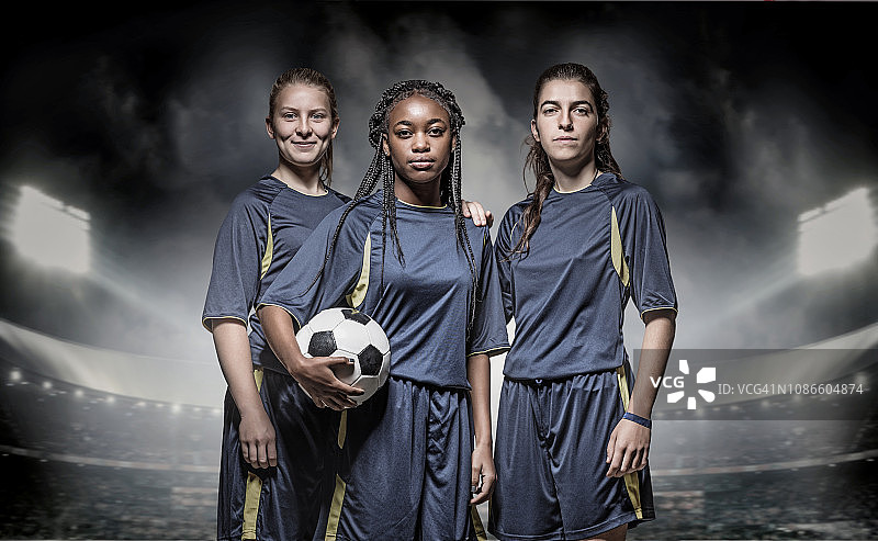 三名女足球运动员图片素材