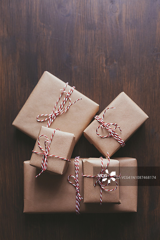 包装的圣诞礼物在木制的背景图片素材