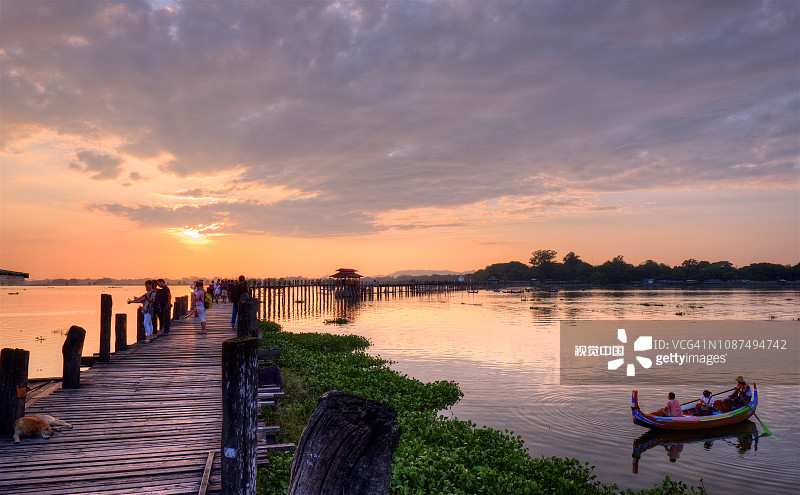 缅甸曼德勒的U Bein柚木桥。图片素材
