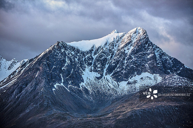 白雪覆盖的挪威山脉图片素材