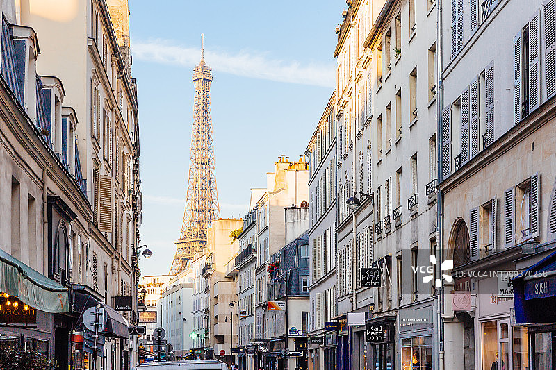 阳光明媚的早晨，法国巴黎的街道和埃菲尔铁塔图片素材