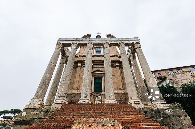Antoninus和fastina的神庙在罗马广场-罗马，意大利图片素材
