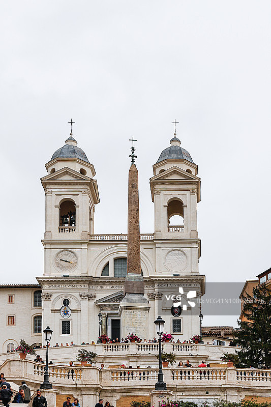 位于西班牙台阶顶端的Trinità dei Monti教堂和Obelisco Sallustiano教堂——意大利罗马图片素材