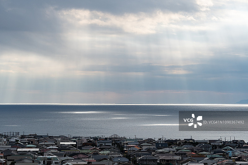 阳光照耀在日本太平洋沿岸的小镇和相模湾图片素材