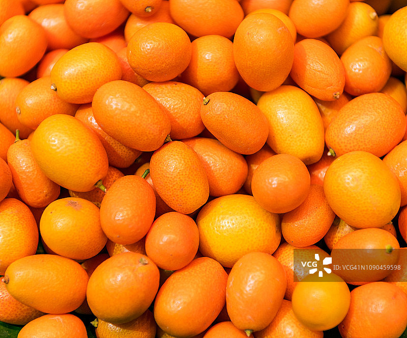开胃的热带金橘水果在La Boqueria市场;西班牙巴塞罗那图片素材