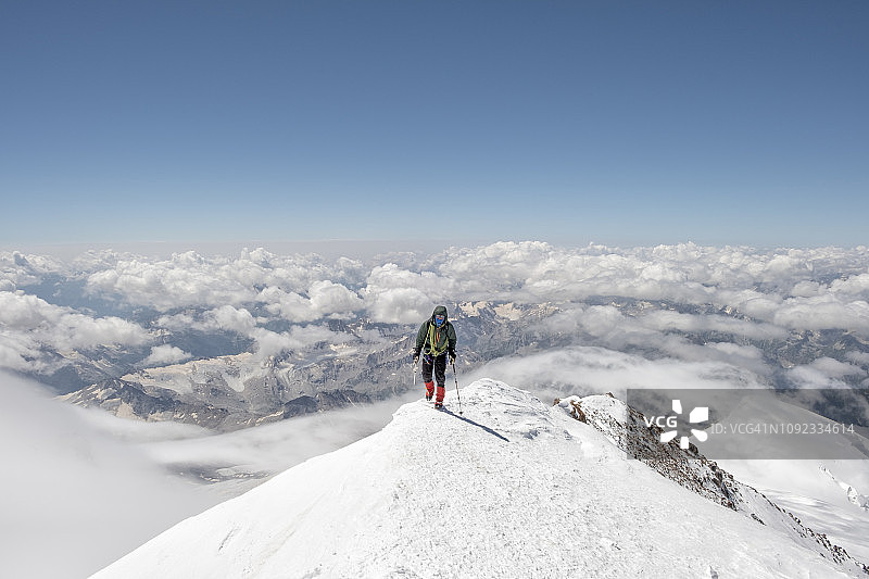 俄罗斯，上巴克桑山谷，高加索，登山者攀登厄尔布鲁士山图片素材