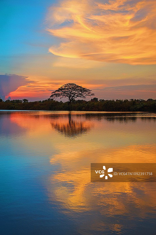 在日落时，泰国的湖泊的风景图片素材