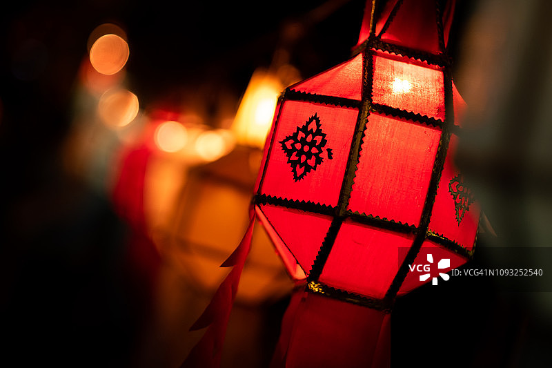 红纸灯笼在晚上照亮中国新年。背景。图片素材