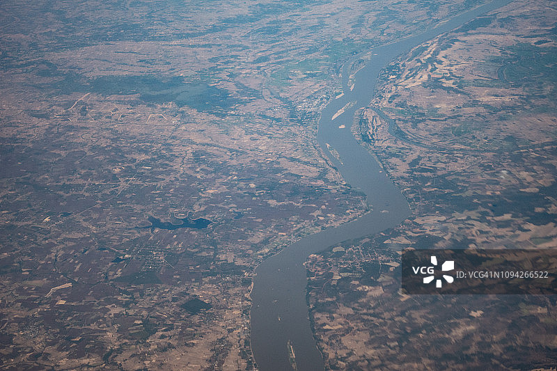 湄公河，泰国和老挝边境白天的飞机鸟瞰图图片素材