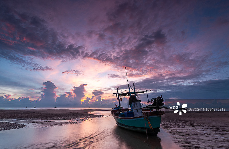 日出海景，渔船。美丽的自然海景图片素材