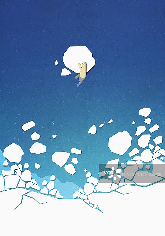 从上面看，北极熊爬在海洋的浮冰上图片素材