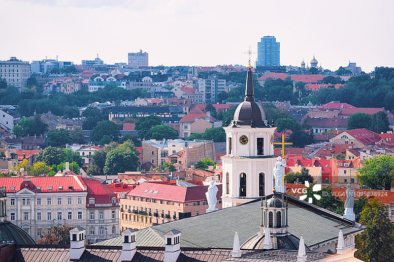大教堂钟楼和维尔纽斯老城的全景图片素材
