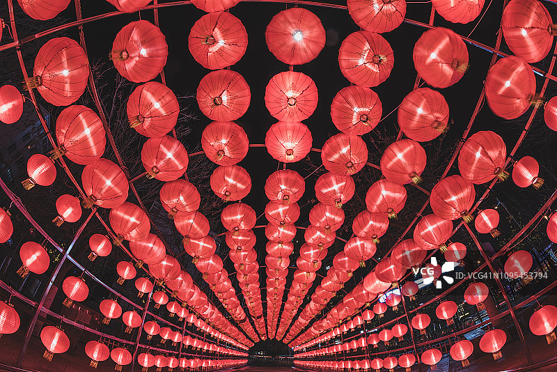 晚上挂着的中国灯笼图片素材