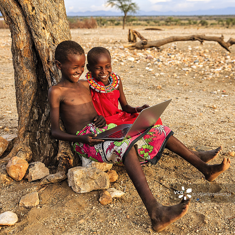非洲儿童使用笔记本电脑，肯尼亚，东非图片素材