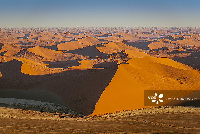鸟瞰图Sossusvlei红色沙丘日出，纳米比亚图片素材
