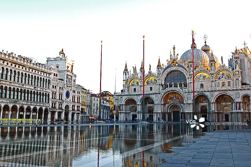 清晨，威尼斯的圣马可广场被洪水淹没图片素材