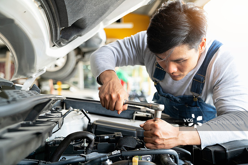 机械师在汽车修理厂修理汽车发动机图片素材