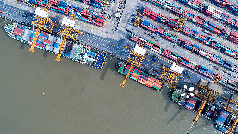 在船厂从事集装箱货轮和货机的物流运输与工作起重机桥，物流进出口和运输行业背景图片素材
