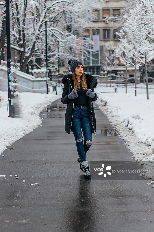 女人在冬天散步图片素材