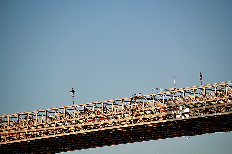 建筑模块:一个悬索桥的一部分在晴朗的天空下的特写图片素材