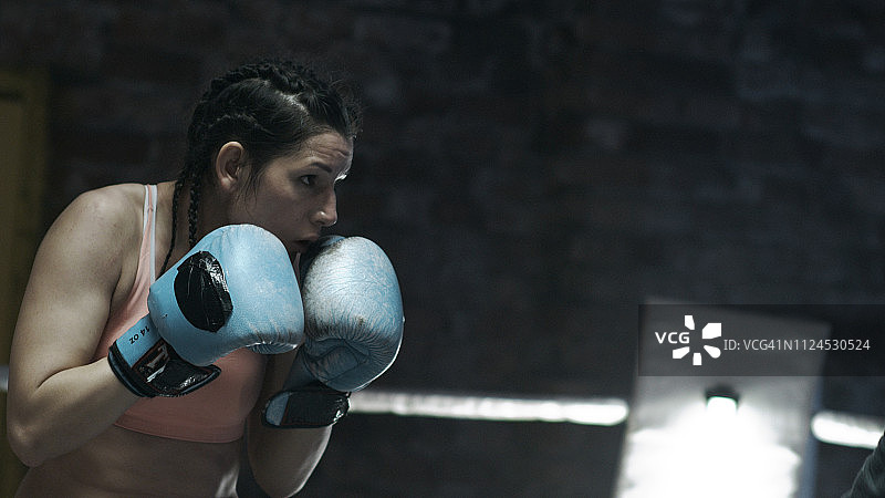 女性拳击手垫训练课程与教练图片素材