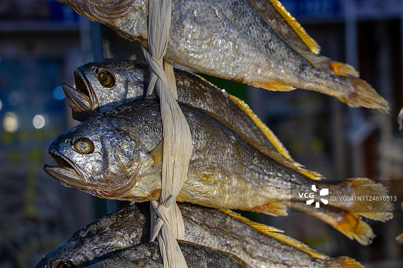 首尔的一个市场上挂着干鱼。图片素材