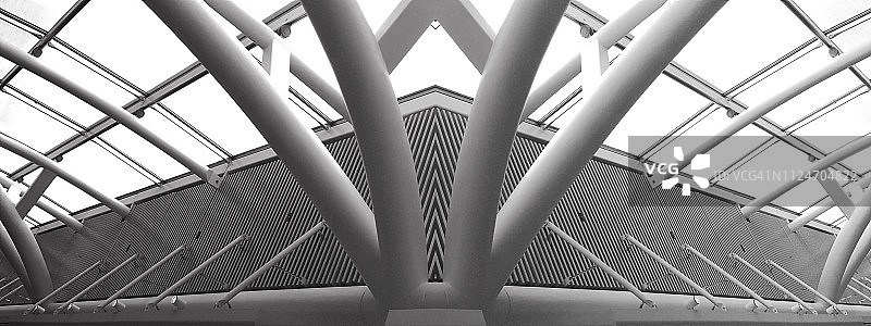 类似未来主义建筑的玻璃和金属结构的计算机图形图像。抽象的黑色和白色的现代建筑或建筑行业形象与多钢柱/梁。图片素材