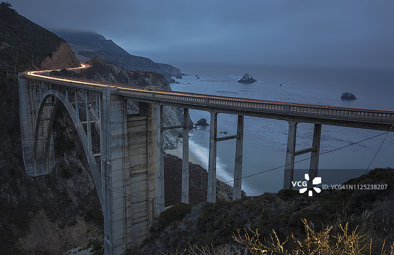美国，加利福尼亚，大苏尔，太平洋海岸，国家风景小径，比克斯比溪桥，加州1号公路，1号公路在晚上图片素材