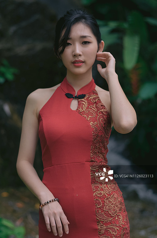 一位年轻貌美的中国女子穿着不同姿势的红色旗袍图片素材