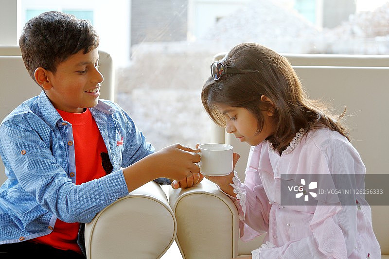 兄弟姐妹一起喝茶或喝咖啡图片素材