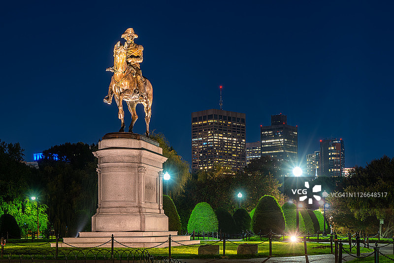 美国马萨诸塞州波士顿市公共花园晚上的乔治·华盛顿骑马雕像。图片素材