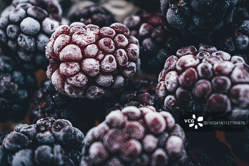 冰冻黑莓，宏观，俯视图。近距离观看冷冻黑莓水果图片素材