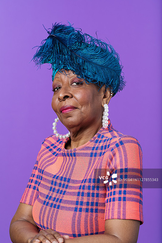 非洲裔美国人戴着帽子的自信女人的肖像图片素材