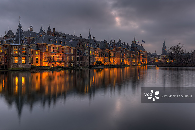 荷兰国会大厦(Binnenhof)，最左边的“Het Torentje”(小塔，荷兰首相办公室)图片素材