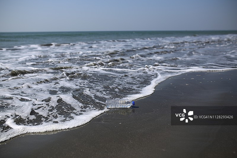 海滩上的塑料瓶图片素材